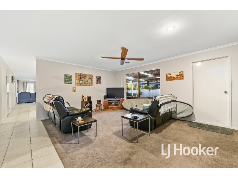 17 Gatehouse Parade, Cranbourne East VIC 3977