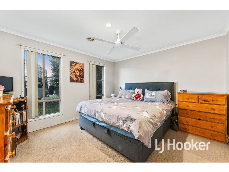 17 Gatehouse Parade, Cranbourne East VIC 3977