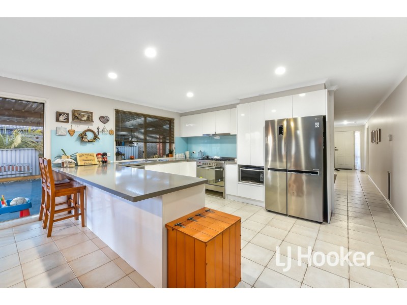 17 Gatehouse Parade, Cranbourne East VIC 3977