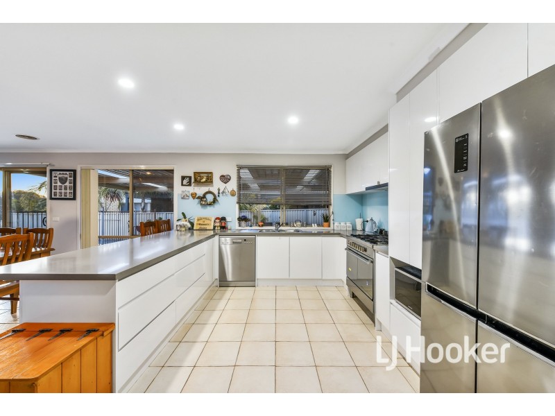 17 Gatehouse Parade, Cranbourne East VIC 3977