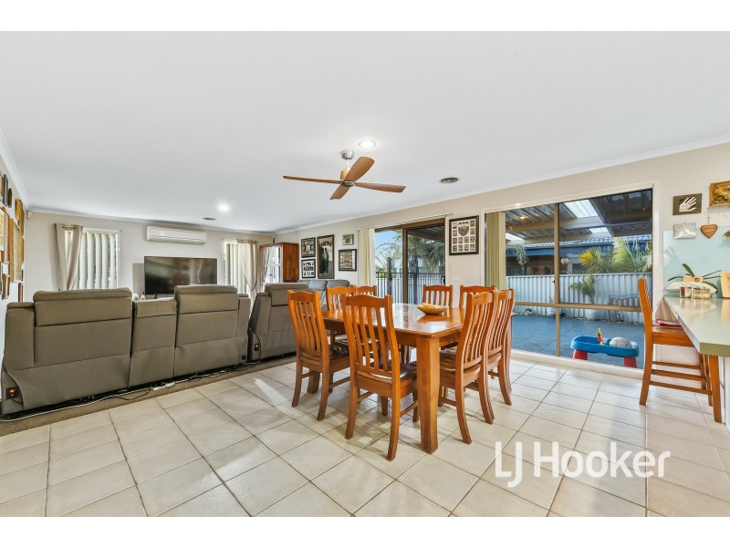 17 Gatehouse Parade, Cranbourne East VIC 3977