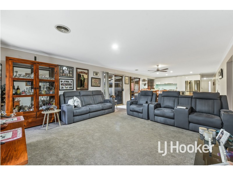 17 Gatehouse Parade, Cranbourne East VIC 3977