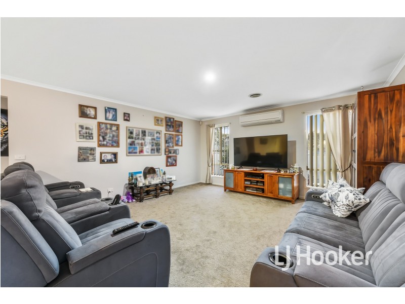 17 Gatehouse Parade, Cranbourne East VIC 3977