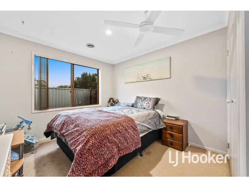 17 Gatehouse Parade, Cranbourne East VIC 3977