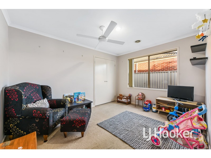 17 Gatehouse Parade, Cranbourne East VIC 3977