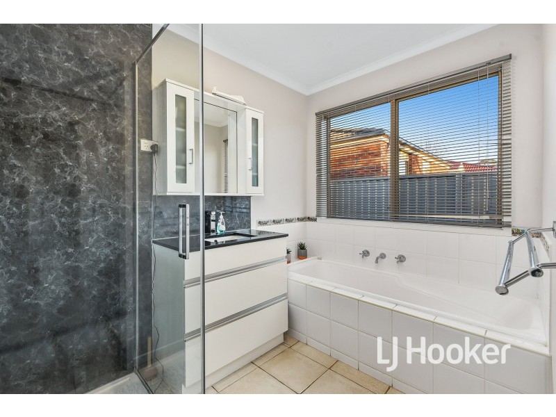 17 Gatehouse Parade, Cranbourne East VIC 3977