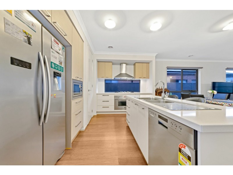 13 Hibernia Place, Cranbourne VIC 3977