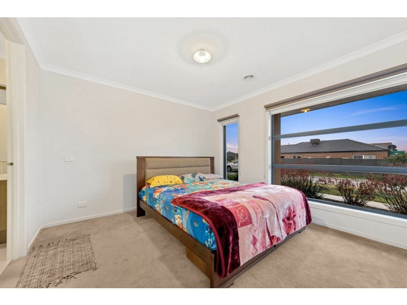 13 Hibernia Place, Cranbourne VIC 3977