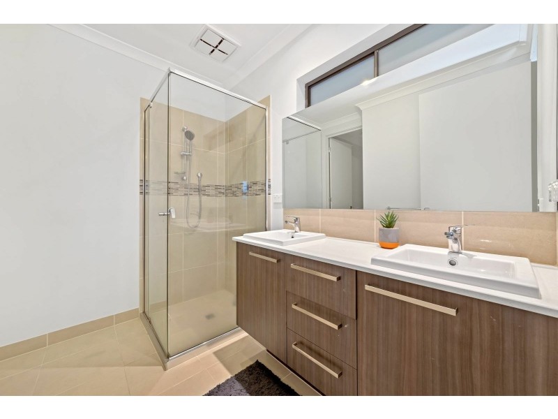 13 Hibernia Place, Cranbourne VIC 3977