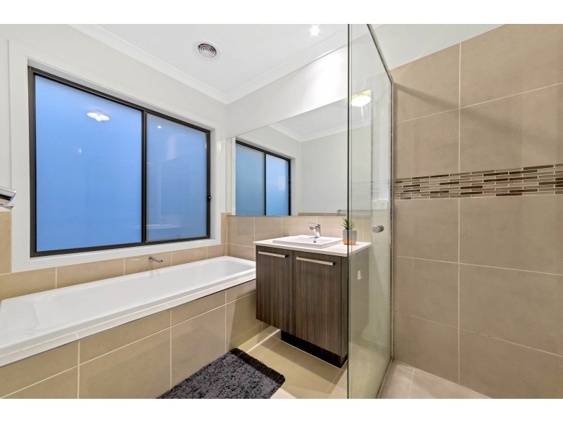 13 Hibernia Place, Cranbourne VIC 3977