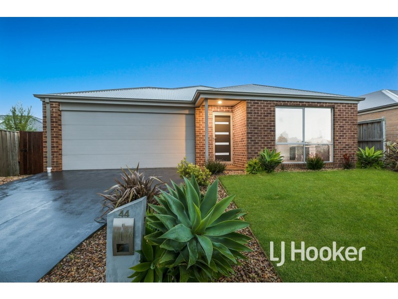 44 Wheelers Park Drive, Cranbourne North VIC 3977
