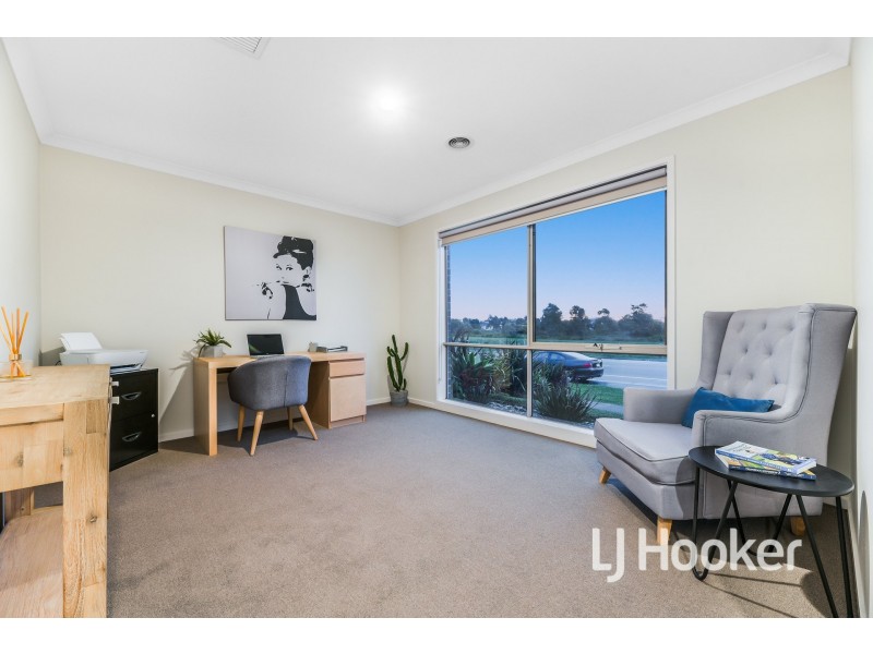 44 Wheelers Park Drive, Cranbourne North VIC 3977