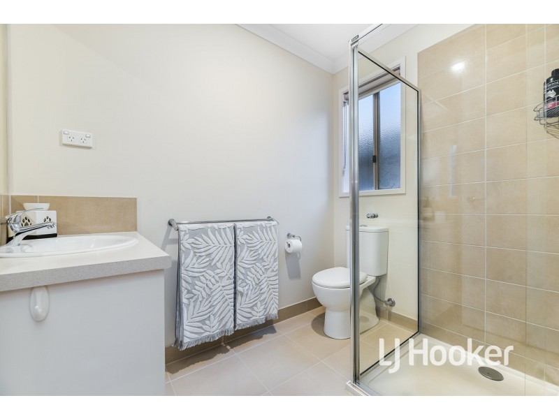 44 Wheelers Park Drive, Cranbourne North VIC 3977