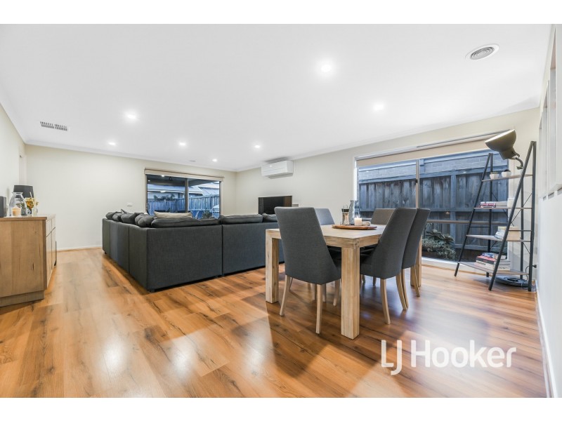 44 Wheelers Park Drive, Cranbourne North VIC 3977