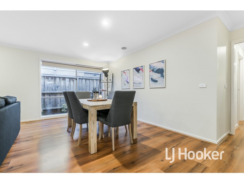 44 Wheelers Park Drive, Cranbourne North VIC 3977