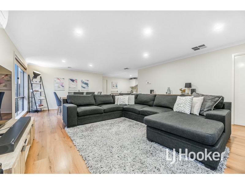 44 Wheelers Park Drive, Cranbourne North VIC 3977