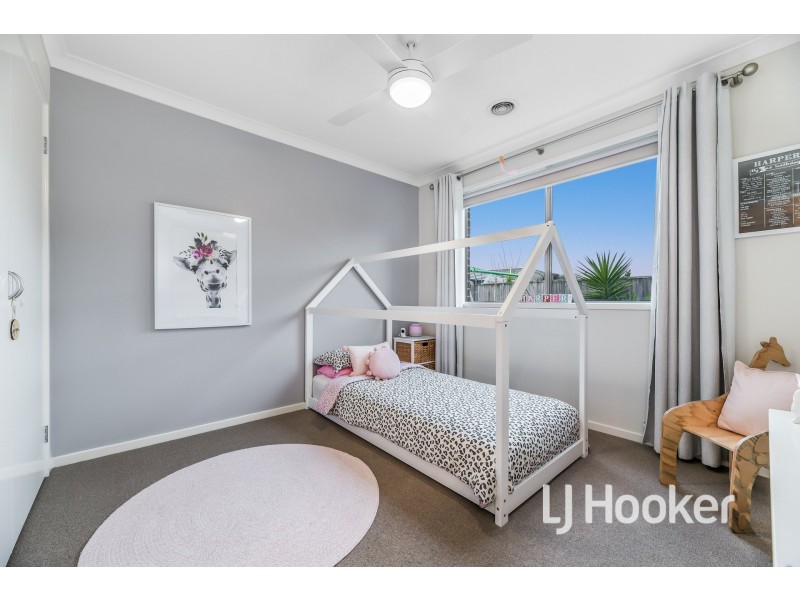 44 Wheelers Park Drive, Cranbourne North VIC 3977