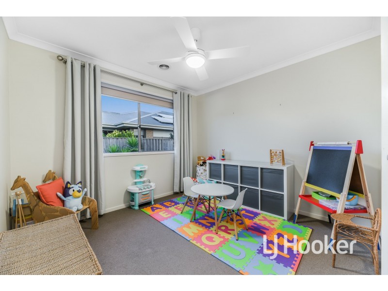 44 Wheelers Park Drive, Cranbourne North VIC 3977