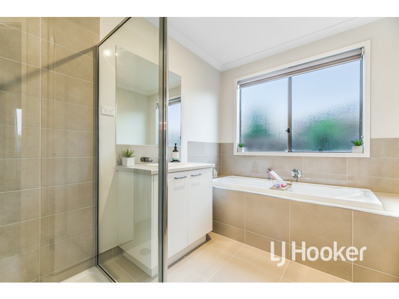 44 Wheelers Park Drive, Cranbourne North VIC 3977