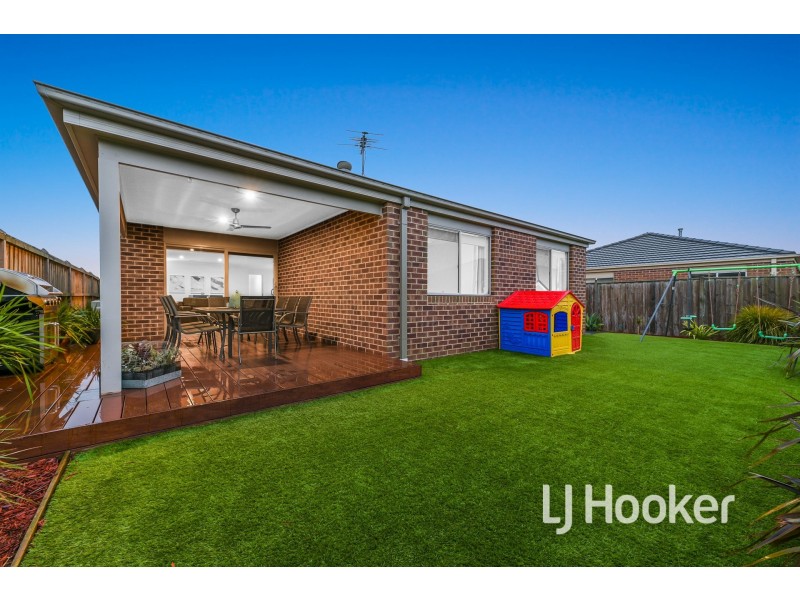 44 Wheelers Park Drive, Cranbourne North VIC 3977