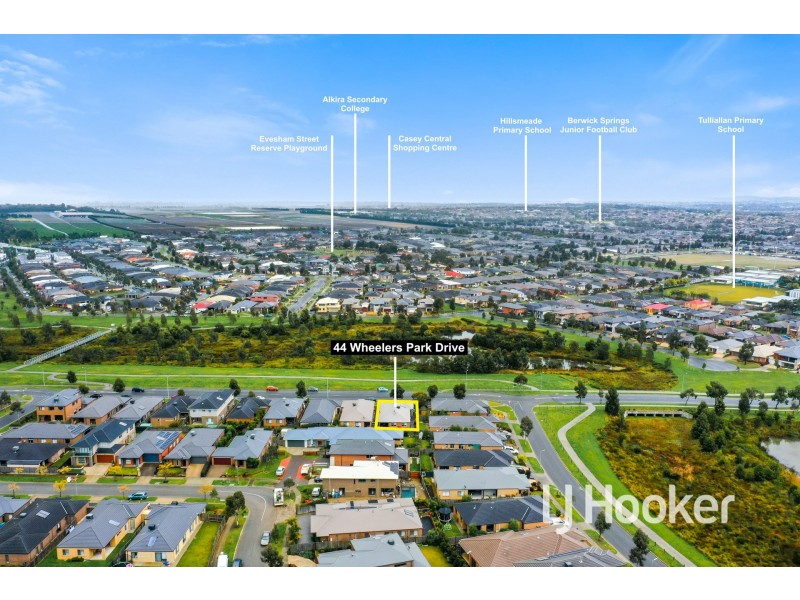 44 Wheelers Park Drive, Cranbourne North VIC 3977