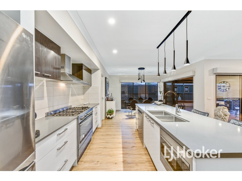 18 Casa Street, Clyde North VIC 3978
