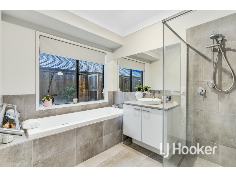 18 Casa Street, Clyde North VIC 3978