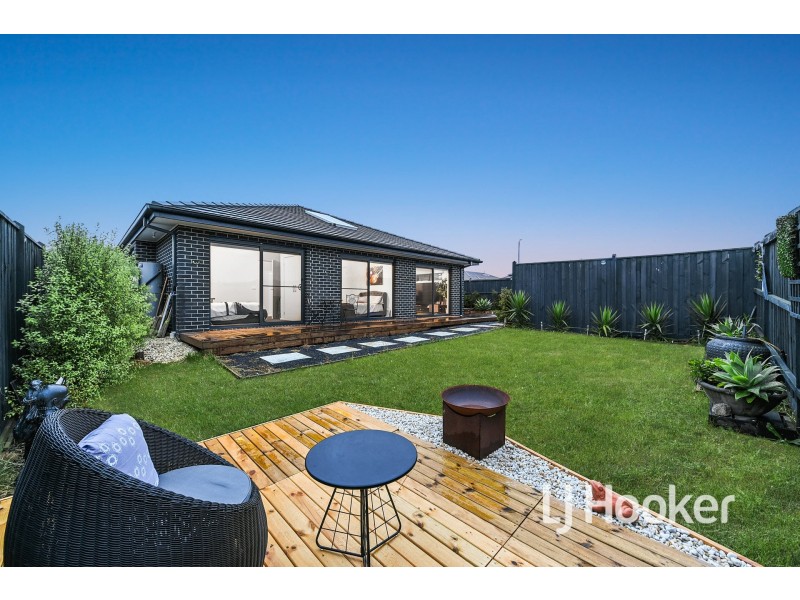 18 Casa Street, Clyde North VIC 3978
