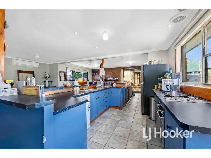 13 Valepark crescent, Cranbourne VIC 3977