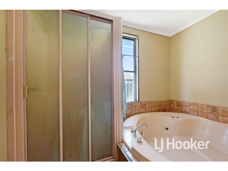 13 Valepark crescent, Cranbourne VIC 3977