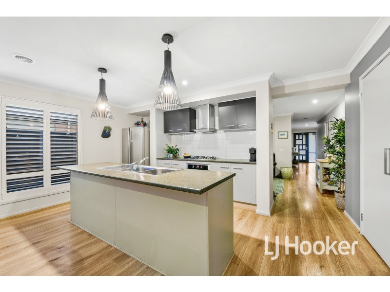 4 Aura Street, Clyde North VIC 3978