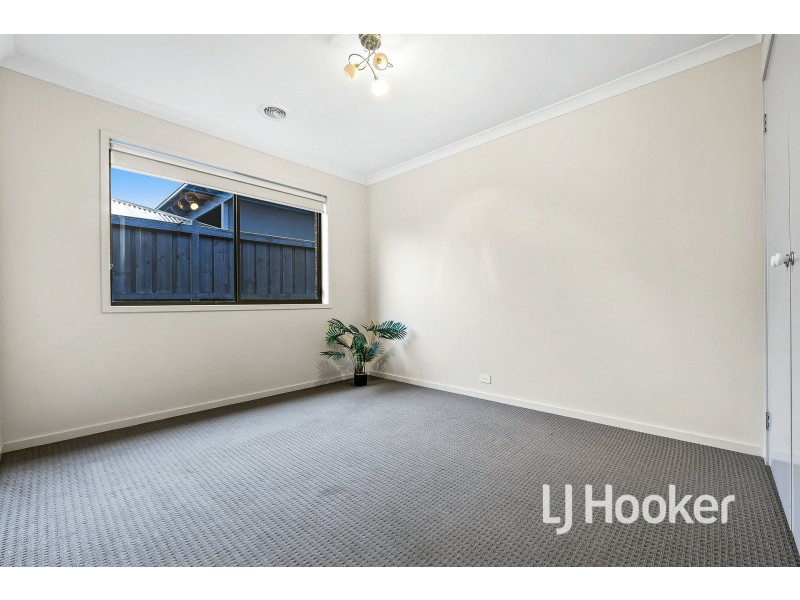 4 Aura Street, Clyde North VIC 3978