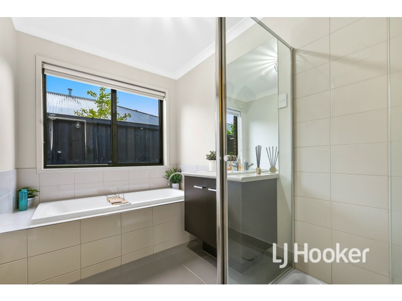 4 Aura Street, Clyde North VIC 3978