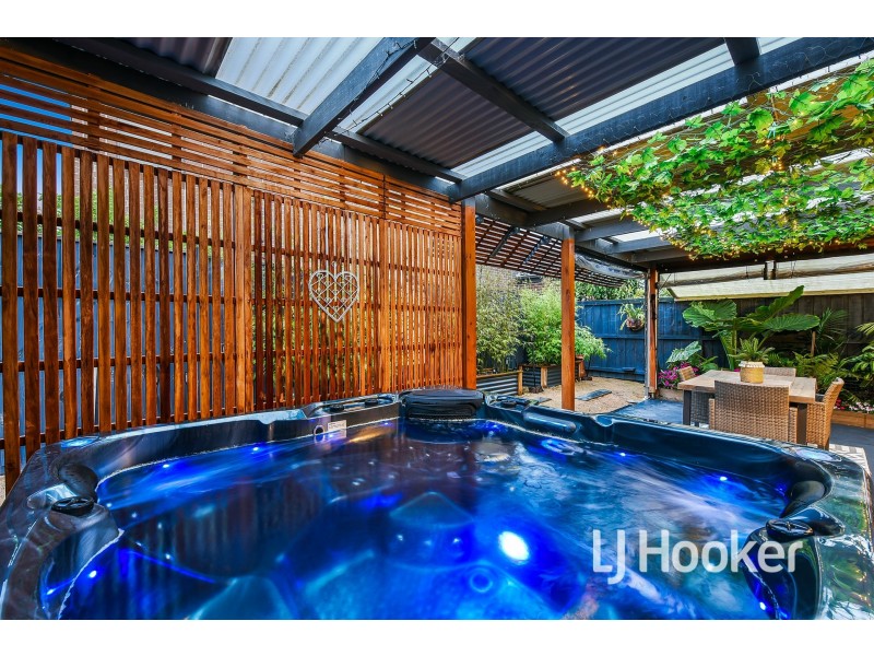 4 Aura Street, Clyde North VIC 3978