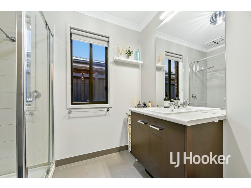 4 Aura Street, Clyde North VIC 3978