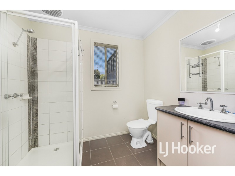3 Peisley Crescent, Cranbourne East VIC 3977