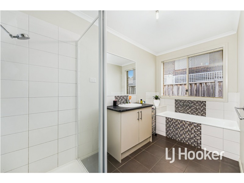 3 Peisley Crescent, Cranbourne East VIC 3977