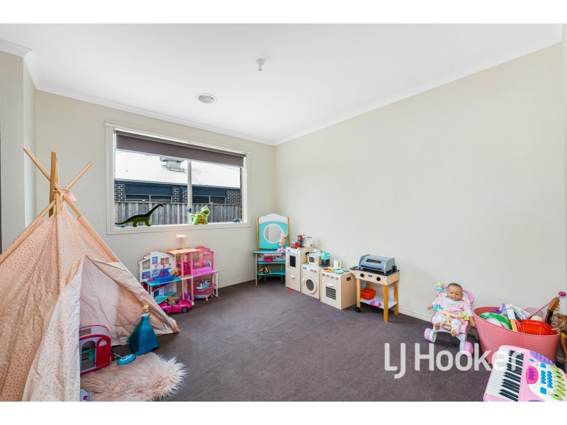 3 Peisley Crescent, Cranbourne East VIC 3977