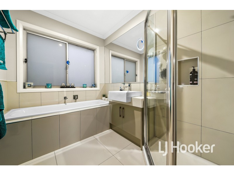 17 Alarah Boulevard, Cranbourne West VIC 3977