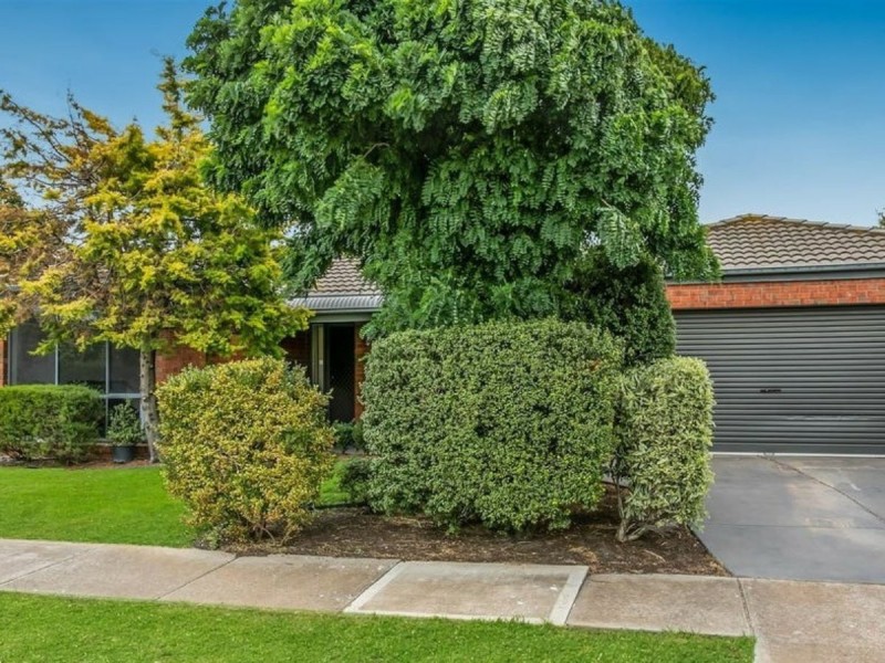 23 Fernisky Drive, Cranbourne East VIC 3977