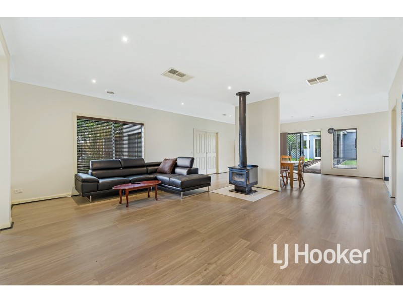 12 Glade Court, Cranbourne VIC 3977