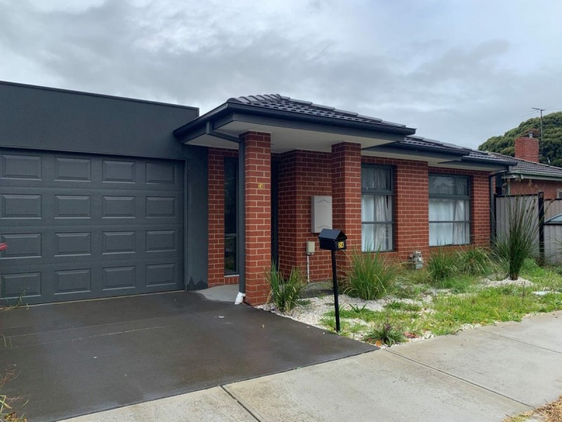 2a McLaren Street, Cranbourne VIC 3977