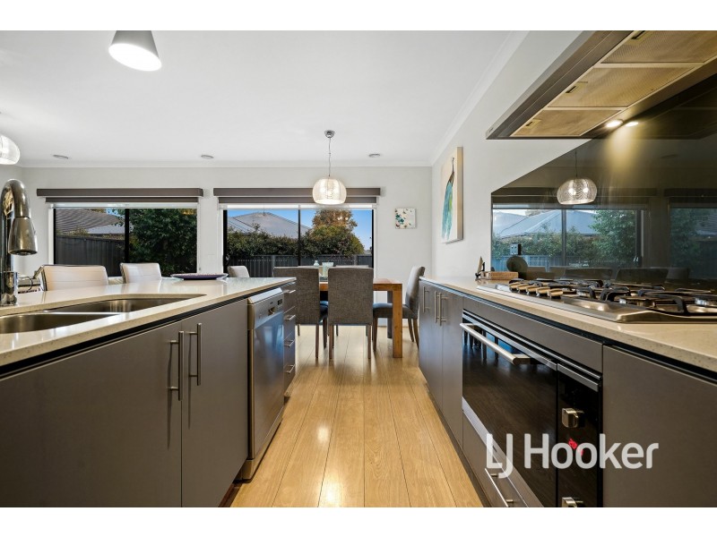 20 Canmore Street, Cranbourne East VIC 3977