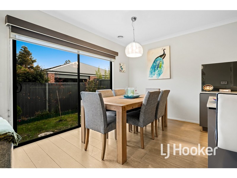 20 Canmore Street, Cranbourne East VIC 3977