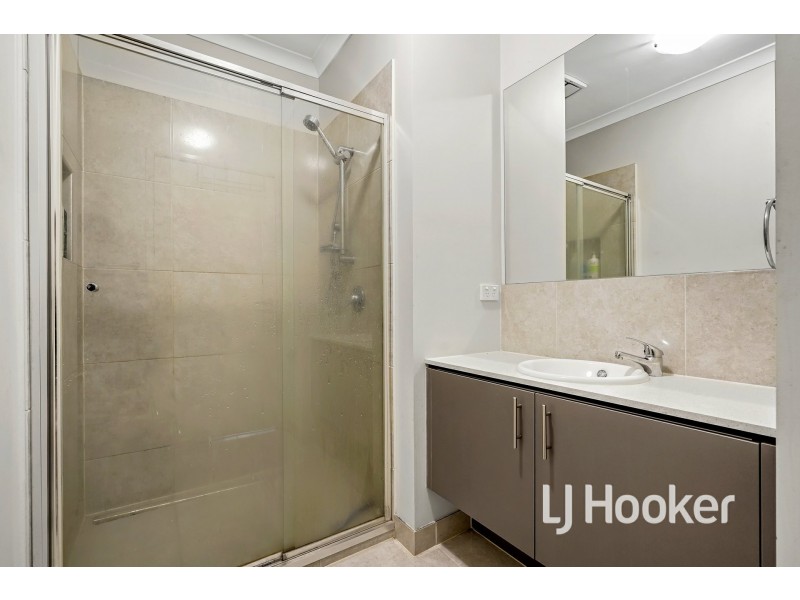 20 Canmore Street, Cranbourne East VIC 3977