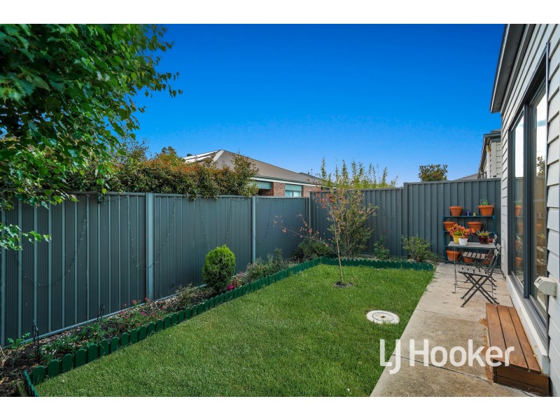 20 Canmore Street, Cranbourne East VIC 3977