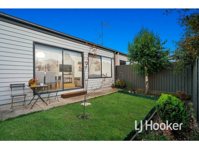 20 Canmore Street, Cranbourne East VIC 3977