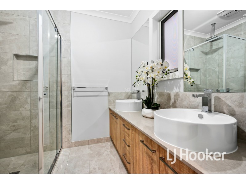 6 Hinneberg Street, Cranbourne VIC 3977