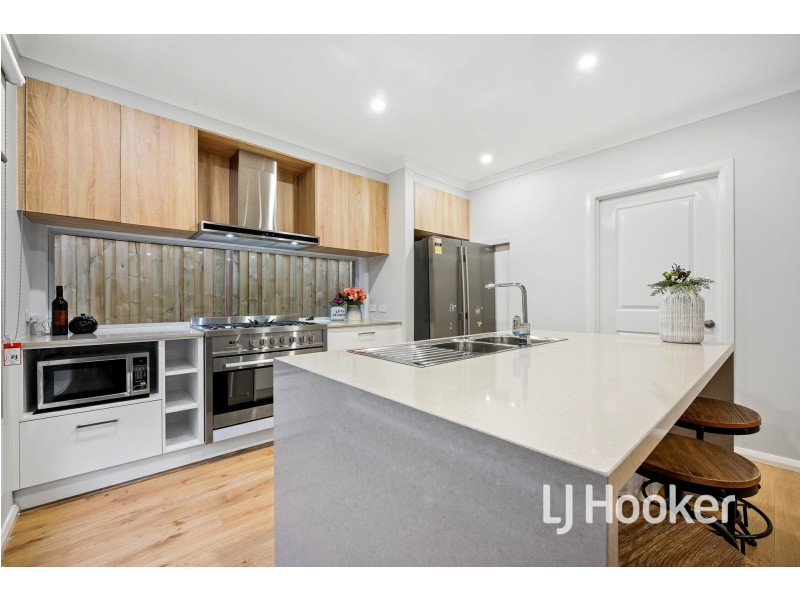 6 Hinneberg Street, Cranbourne VIC 3977