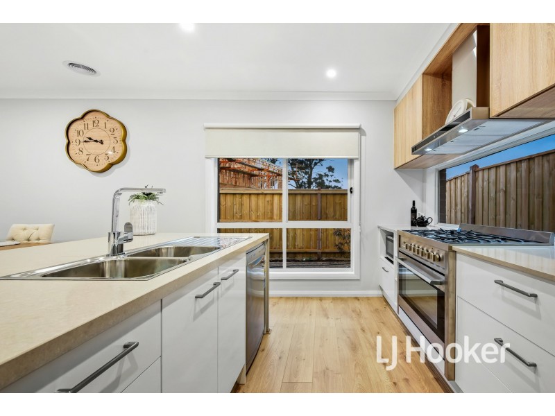 6 Hinneberg Street, Cranbourne VIC 3977